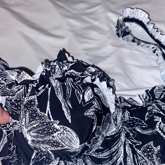 Bikini, women’s size (4-6), white & black design,underwire,padded. - Picture 9 of 11